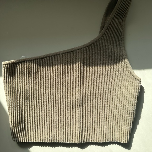 Babaton Aritzia Sculpt Knit One-Shoulder Cropped Tank Fluent Taupe Medium - Picture 2 of 4
